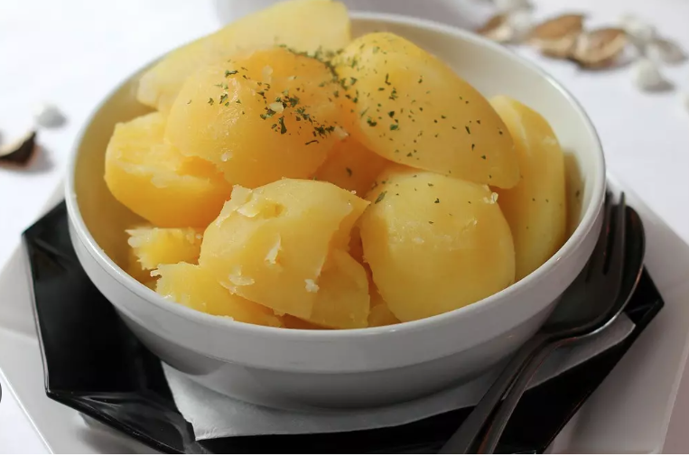 Ensalada Mediterranea con atún en conserva y patatas con perejil.